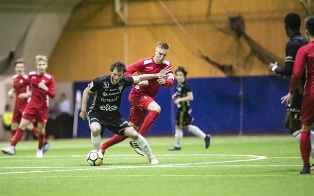 SJK:s Mehmet Hetemaj tar armen till hjälp för att hålla Johan Brunell på avstånd och skaffa sig spelutrymme i motsvarande match för ett år sedan.