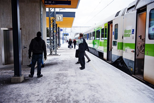 Från och med i söndags stannar två tåg färre per dag i Bennäs.