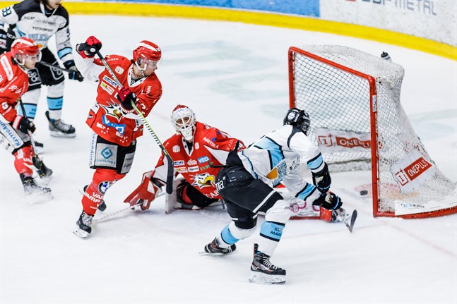 Niko Kivelä satte 1–3-målet bakom Sami Aittokallio, som ersatte Mika Järvinen efter 0–2, i första perioden. Tony Sund hann inte fram för att stoppa yttern.