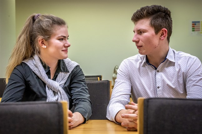 Kirill Helsing och Ellen Bos är ordförande och vice ordförande i avgående ungdomsfullmäktige i Vasa.