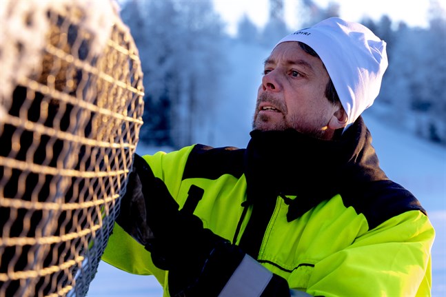Anders Wikström, anläggningsskötare på Vörå kommun, säger att ett första konstsnöspår kan vara redo för användning på torsdagskvällen – om allt går som önskat.