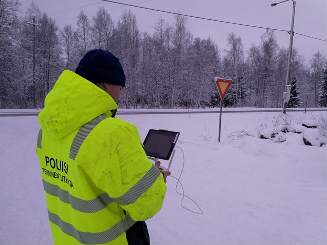 Polisens tekniska utredare filmade rekonstruktionen av dödsolyckan bland annat med hjälp av drönare.