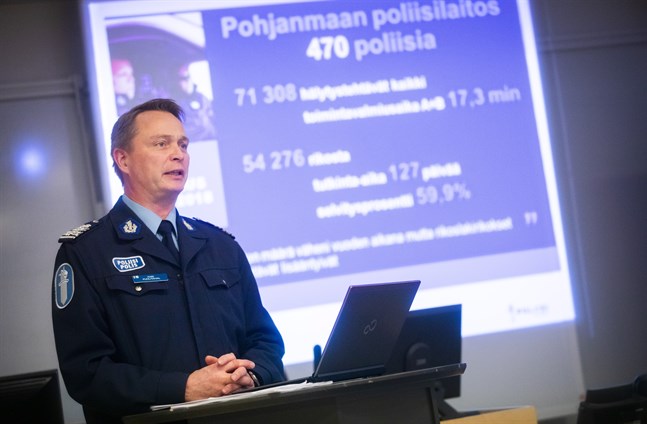 Problemet är att vi måste spara samtidigt som våra lagstadgade uppgifter inte minskar, säger polischef Kari Puolitaival.