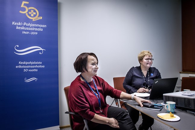 Möcs firar sina 50 år under hela året. Chefsöverläkare Pirjo Dabnell och Minna Korkiakoski-Västi firar helst i vardagen.