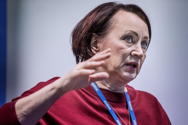 Chefsöverläkare Pirjo Dabnell är rädd för en läkarflykt från Möcs om sjukhuset tappar operationer. Det här leder i förlängningen till att jouren hotas.