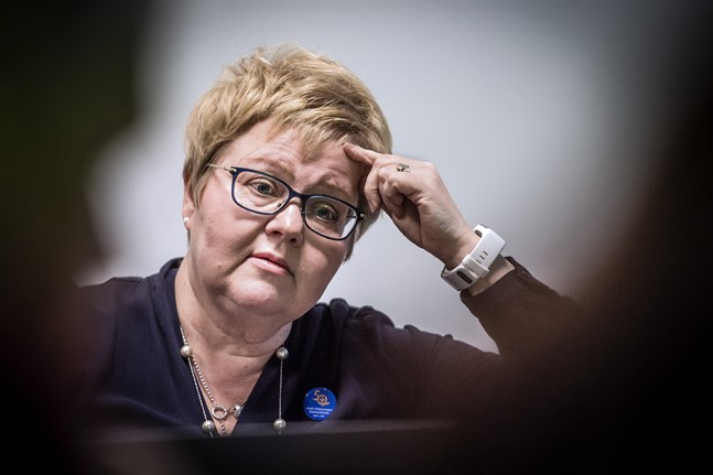 Minna Korkiakoski-Västi säger att man behöver mer pengar från kommunerna då klientavgifterna minskat dubbelt så mycket som man räknat med.