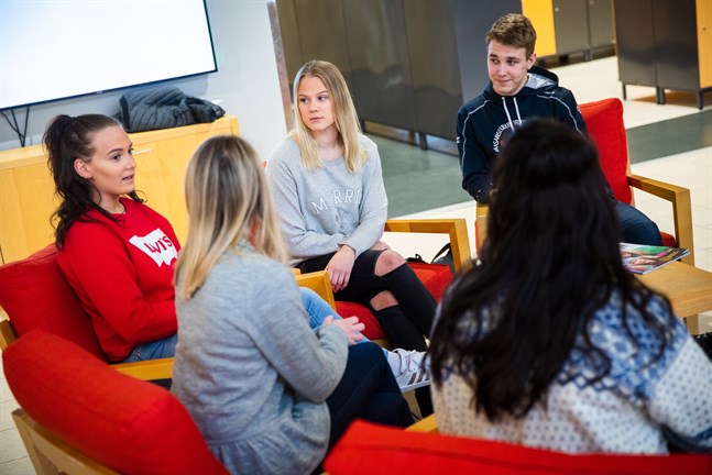Annie Victorzon från Pedersöre, Antonia Svenlin från Kronoby och Lucas Mulders från Korsholm vill gärna lära sig mer om ekonomi i skolan. Emilia Nygård och Amanda Södergård, här med ryggen mot kameran, håller med.