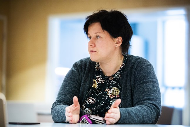 Maria Holmgård vikarierar som rektor på Vörå samgymnasium. Hon säger att var och en nu måste ta sitt ansvar, sitta i självvald karantän och hålla sig borta från folkmassor.
