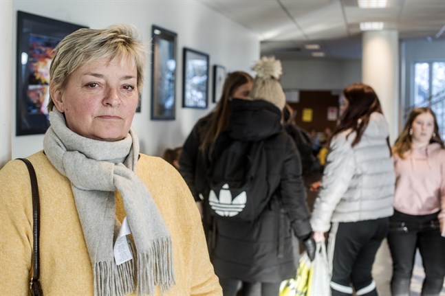 Maria Thelen önskar ingen familj det som hennes fått och får gå igenom på grund av sonens missbruk. Hon är numera erfarenhetsexpert och föreläser på bland annat skolor, på onsdagen stod Donnerska skolan i Karleby i tur.