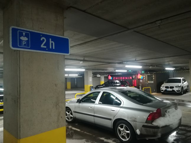 Den avgiftsfria parkeringen i köpcentret Chydenias varma hall har förkortats från tre till två timmar. Antalet bilar har också minskat.