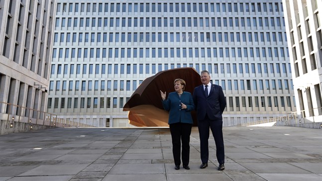 Tysklands förbundskansler Angela Merkel och BND-chefen Bruno Kahl vid säkerhetstjänstens nya högkvarter i Berlin.
