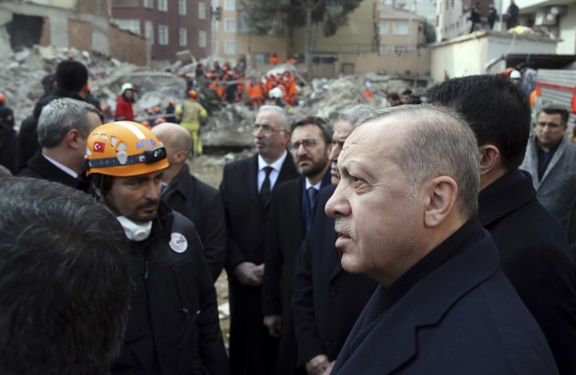 President Recep Tayyip Erdogan besöker olycksplatsen.