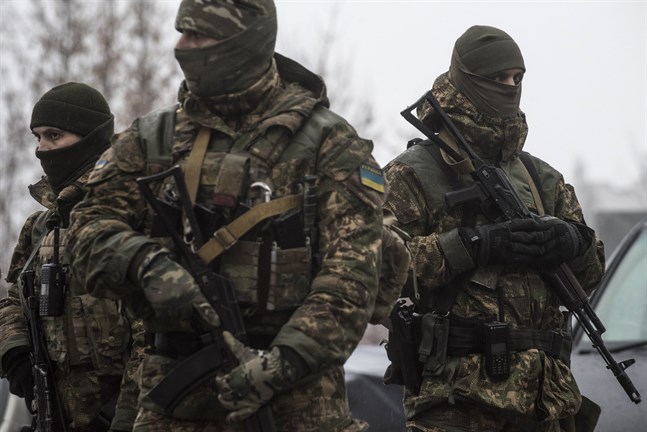 Ukrainska soldat under en patrull norr om Donetsk i östra Ukraina. Arkivbild.