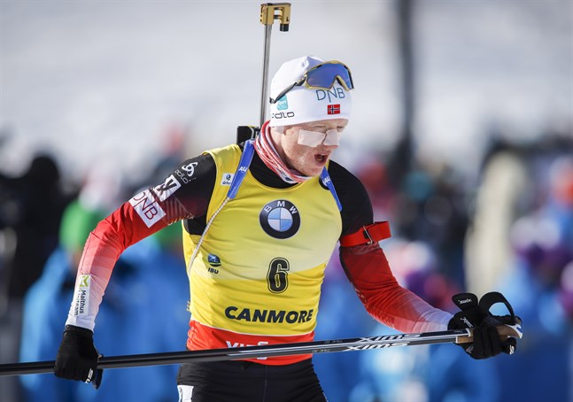 Johannes Thingnes Bö med ordentligt med tejp i ansiktet i Canmore.