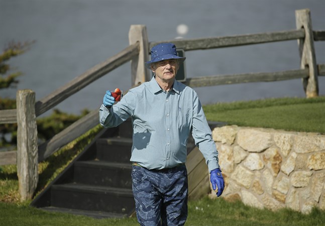 Bill Murray med jordgubbar i hand under tredje dagens spel på golfens PGA-tävling i Pebble Beach.