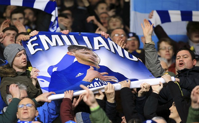 Cardiffs supportrar hedrade omkomne Emiliano Sala inför bortamatchen mot Southampton. Hemmasupportrar gjorde i sin tur flygplansgester som de ska straffas för.