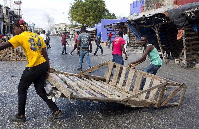 Demonstranter bygger barrikader på gatorna i Port-au Prince, Haiti.