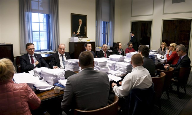 Riksdagens grundlagsutskott behandlade regeringens förslag om Ålands självstyrelselag på måndagen.