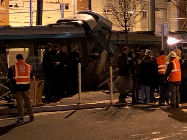 Två spårvagnar krockade i Parisförorten Issy-les-Moulineaux på måndagskvällen.