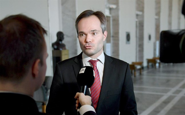 Det blir ingen riksutredning om äldrevården, säger inrikesministern,.