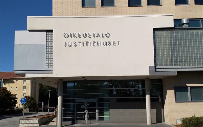 Den brottsmisstänkte politikern häktades enligt beslut i Österbottens tingsrätt torsdagen 22 maj och var på tisdagen fortfarande häktad.