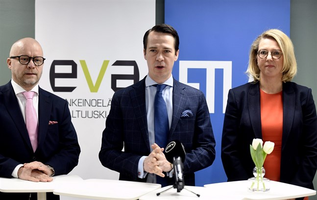 Styrelseordförande Carl Haglund presenterade Etlas och EVA:s nya chefer Aki Kangasharju (till vänster) och Emilia Kullas (till höger).