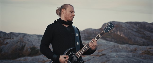 Tobias Tåg är frontfigur i bandet Temple of the Stars.