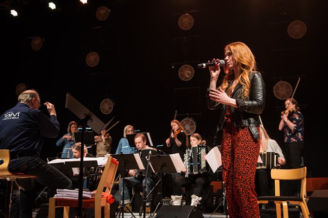 Jennie Storbacka sjöng med Guardia Nueva under "Den stora underhållningskonserten" på Karleby Vinteraccordeon 2019.