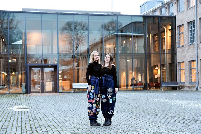 Emma Vihervaara (till vänster) och Julia Simonsen studerar psykologi vid Åbo Akademis fakultet för humaniora, psykologi och teologi.