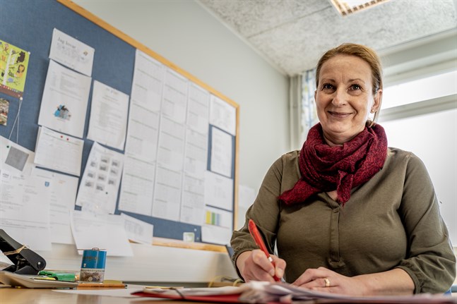 Rektor Elisabeth Mörk på Tegengrenskolan i Vörå väntar på besked om skolorna. Det finns både fördelar och nackdelar med att öppna dem, säger hon.
