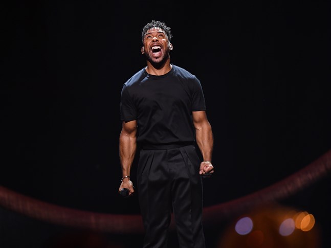 John Lundvik framför bidraget "Too Late For Love" under Melodifestivalens sista deltävling i Lidköping Arena.