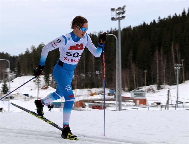 I klassisk posé i Puijo – guldmedaljören Alexander Ståhlberg från Norrvalla Ski Team.
