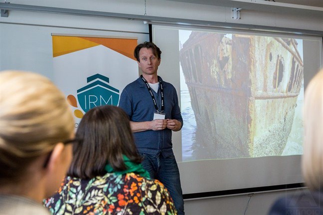 Tobias Zilliacus håller sin presentation på Aboa Mare Maritime Training Centre i februari i år.