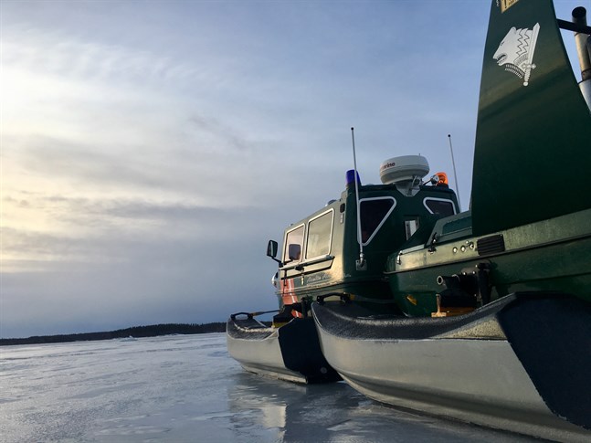 Med en hydrokopter kunde man rädda kvinnan ur båten.