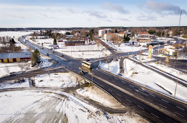 Korsholm är redo att finansiera en del av en vägplan för att få till stånd en ny centrumkorsning i Kvevlax.