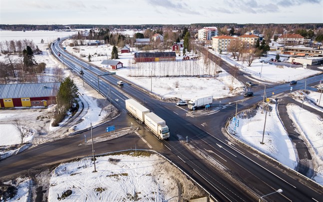 Korsningen i Kvevlax är besvärlig och Korsholm vill inget annat än att den ska får en mer trafiksäker lösning.