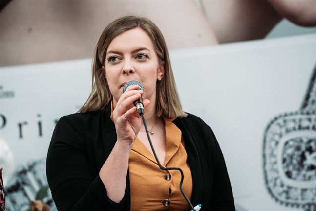 Rebecca Åkers stöder Sanna Marin som ny statsminister.