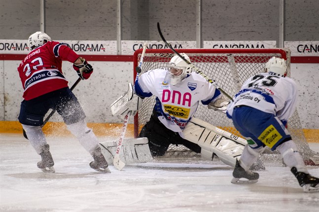 Lepplax Jens Östman (22) gör 1-0-målet bakom Virkiäs burväktare Karri Långsjö, medan Juuso Vuorela (25) är statist.