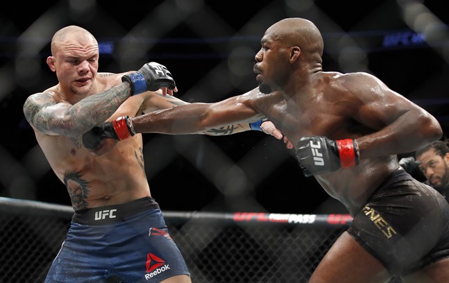Jon Jones, till höger, försvarade sitt UFC-mästarbälte i lätt tungvikt.