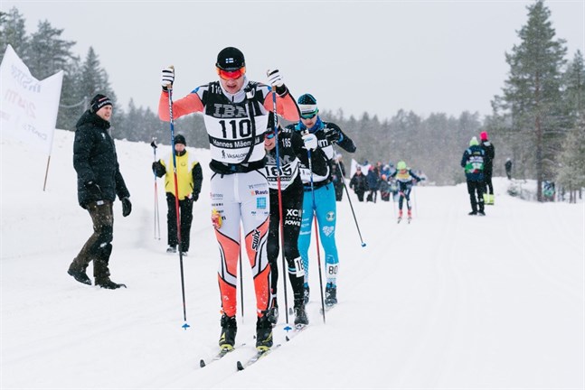 Hannes Mäenpää har dragits med en knäskada, men den är nu åtgärdad och i Ski Team Mäenpää räknar man med att han ska stå på startlinjen då Visma Ski Classics kör igång i slutet av november. Bilden från årets Vasalopp där Hannes skar mållinjen som 44:e man i Mora.