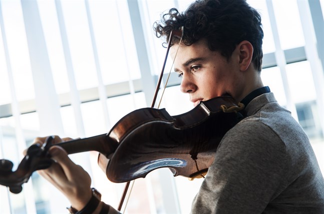 Violinisten Albert Sahlström är hemma från Vasa.