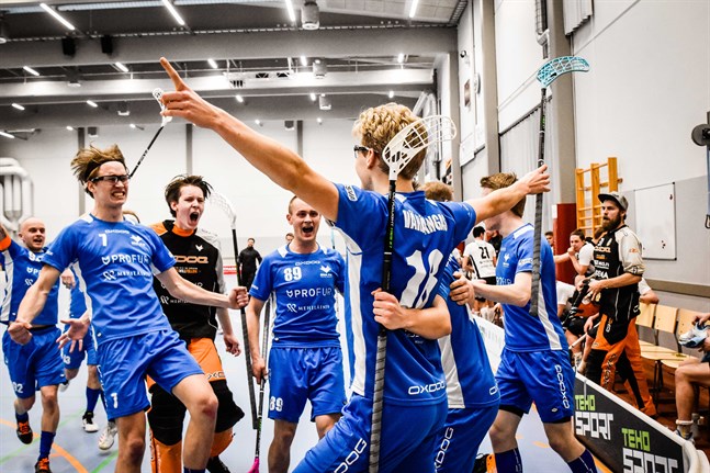 Johannes Vähäkangas (nummer 18) har avgjort semifinal nummer ett våren 2019 och kompisarna rusar fram för att servera den massiva lagkramen.