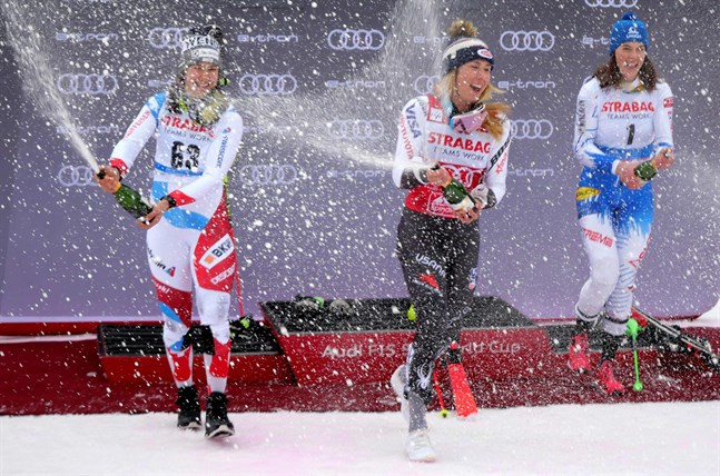 Wendy Holdener, Mikaela Shiffrin och Petra Vlhova firade i Spindleruv Mlyn.