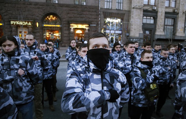 22 poliser skadades under söndagen i samband med sammandrabbningar med ultranationalister i Ukraina. Bilden är från demonstrationer med samma gupp i Kiev i början av mars.