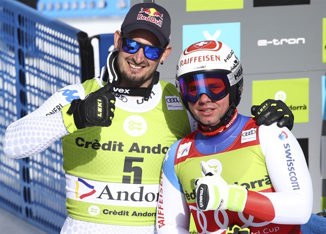 Segraren i världscupavslutningens störtlopp, Dominik Paris, med störtloppscupens segrare Beat Feuz.