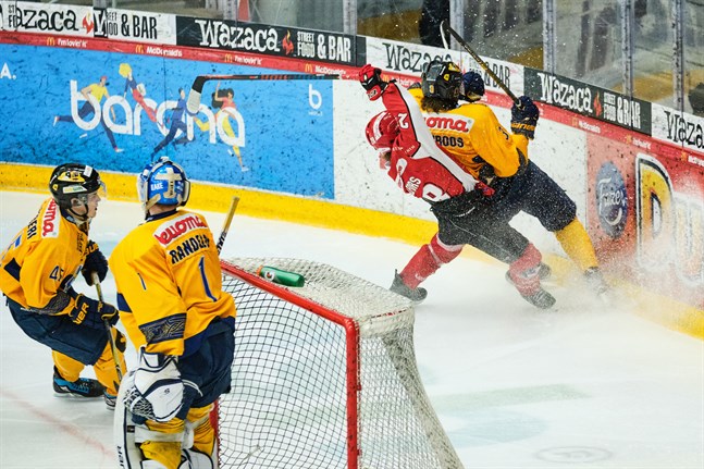 Sportanfallaren Elmeri Hällfors i en match mot Jukurit i mars förra året.