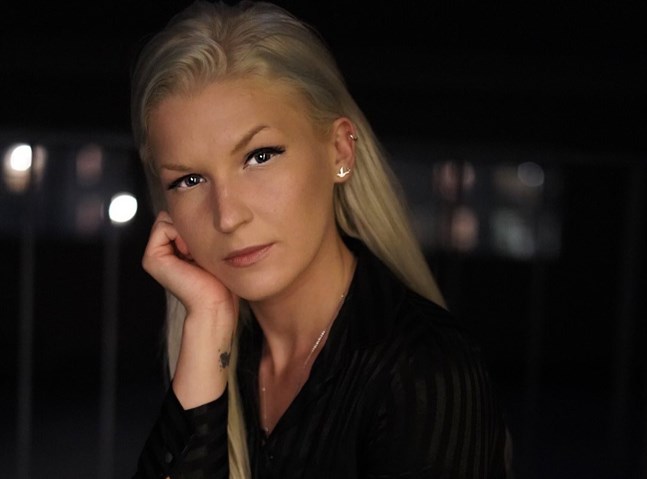 Isabella Sundström jobbar både som bartender på en restaurang och som artist.