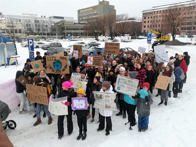 Oron för klimatet förenar olika samhällsgrupper visar en ny studie. Mer kunskap och positiva exempel behövs för att motivera till klimatgärningar. Bilden från en klimatdemonstration utanför Karleby stadshus.