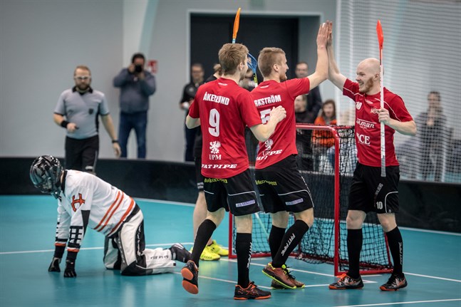 Jonathan Eklund (till höger) glänste för Jeppis FBC.