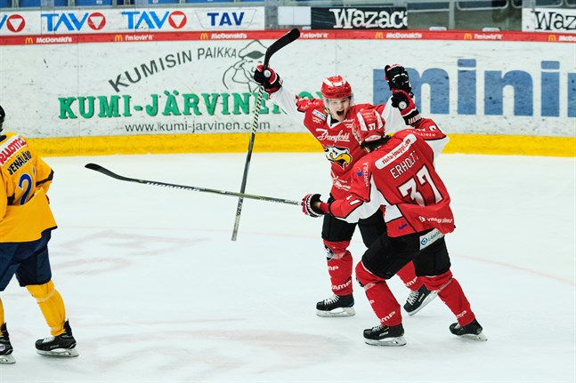 Santeri Haarala och Eemil Erholtz spelar med Niko Kuiri som center i kväll.